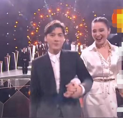 颁奖|金鹰节颁奖嘉宾抢热度，虞书欣可爱营造气氛，李易峰调皮假摔