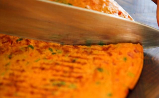  美食|两个西红柿三个鸡蛋，加入半碗面粉做成饼，一家老少吃不够！