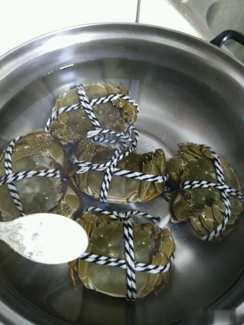  流出来|蒸螃蟹时不要直接上锅蒸，多做这几步，蟹肉鲜嫩不流黄