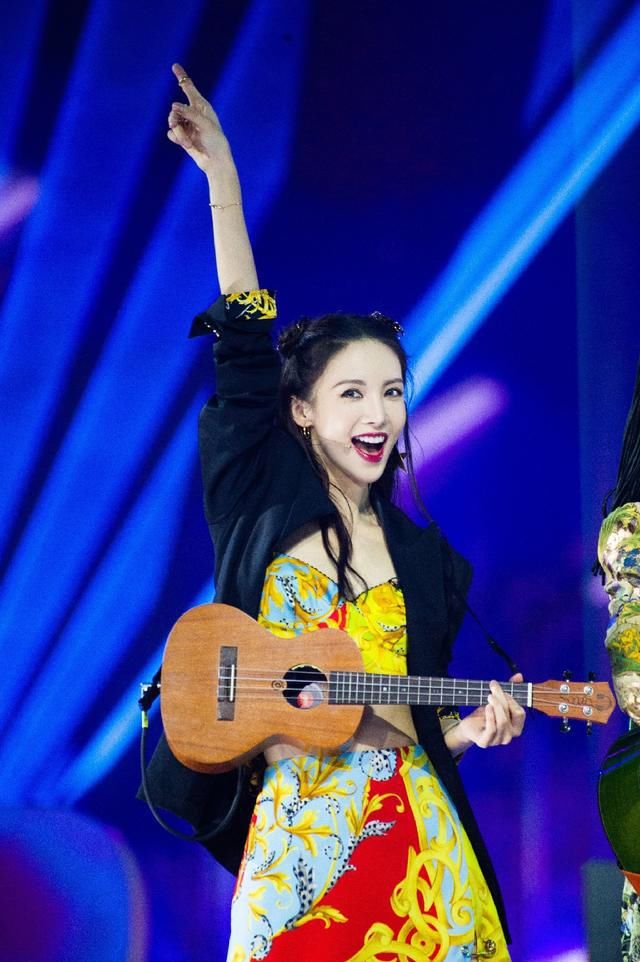  气质|金晨最新时尚大片释出，蓝色毛衣配半身裙，优雅知性气质超好