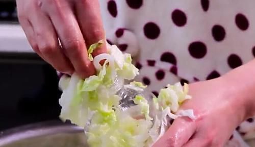 腌制|奶奶用40多年的土方法腌酸菜,又酸又脆,不烂不坏,做法超简单