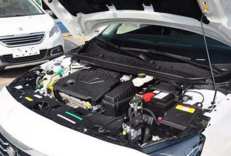  热心|险！雁城一小车追尾起火，幸得热心市民及时灭火！