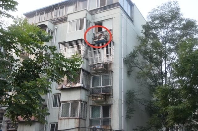  消防救援|5楼空调外挂机护栏里躺着一名女子，原因竟是……