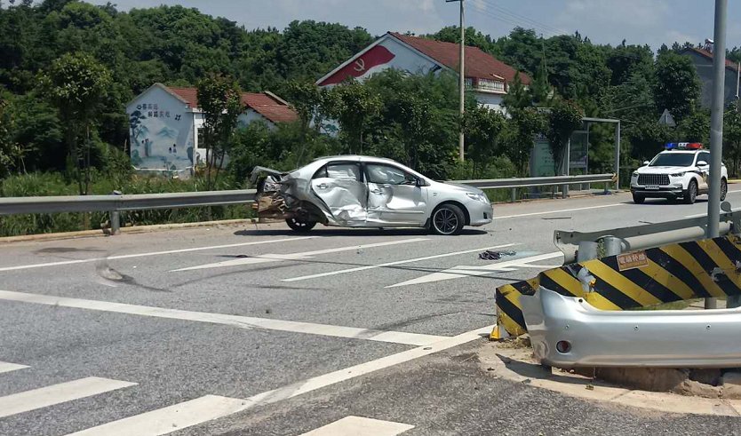  车祸|小车车祸撞变形，幸好司机做对了这件事……