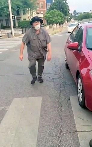  抗议者|惊险！美国一司机撞上两名抗议者后，直接拖着他们肇事逃逸了