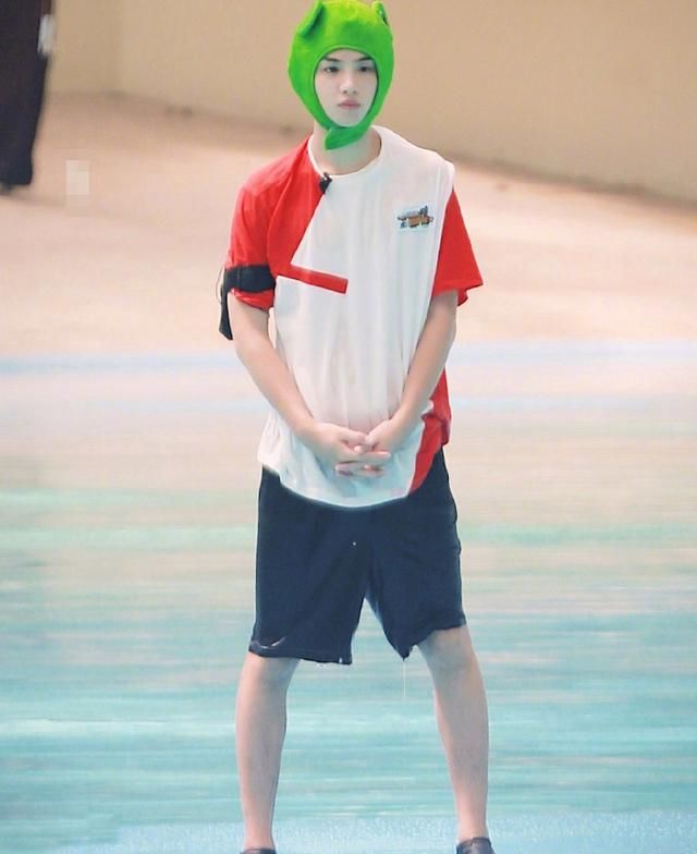  杨洋|《哥哥》路透曝光，杨洋身材好，我却被带青蛙头套的黄明昊圈粉