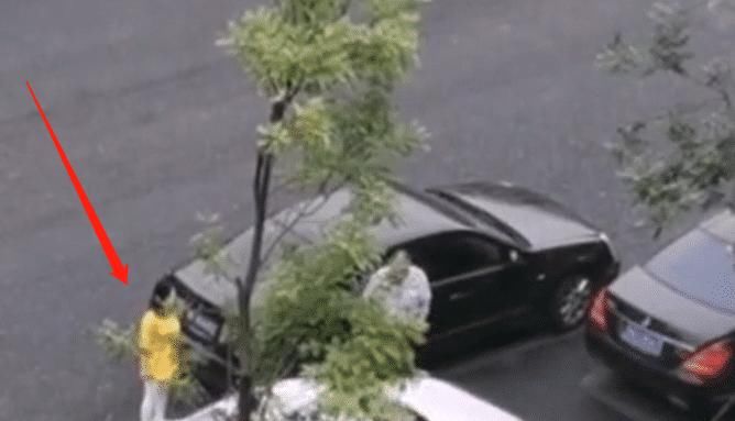 名女子|不会停车活该？保时捷被挡开不出车位，女子下车怒踹对方车门4脚