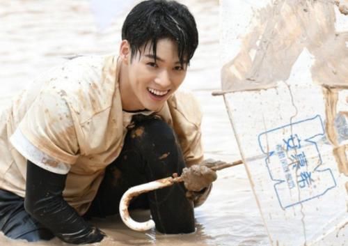  蔡徐坤|蔡徐坤与董又霖一同上跑男，游戏中被他误溅一身泥，坤坤的反应亮了