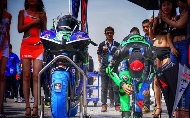  骑摩托车|王一博与韩东君提及辛酸过往，骑摩托出事，被甩出三四十米开外