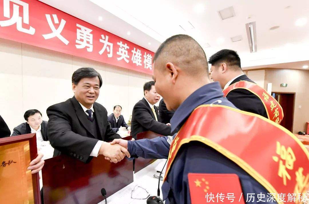 不慎|如果有人正在拿刀杀人，见义勇为不慎将杀人者打死，会被判刑吗？