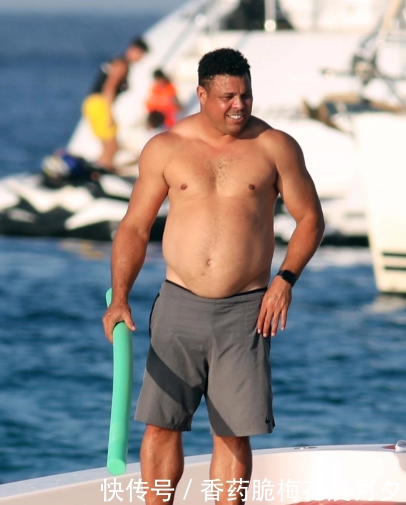 鸳鸯戏水|罗纳尔多的夏日时光，与90后女友鸳鸯戏水很幸福，大肚腩依旧抢镜