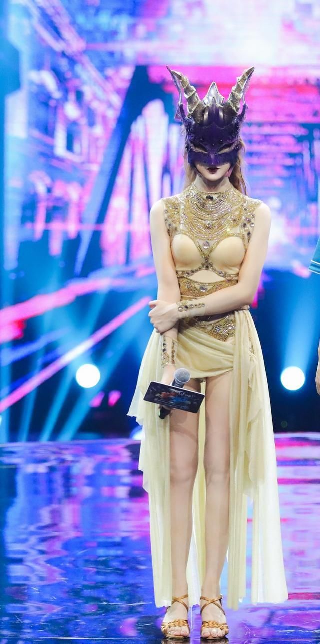  女王不戴冠|小团子探班《蒙面舞王》现场：“离张韶涵大概只有两米”