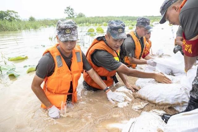 成功|解放军某旅官兵成功处置一处滑坡隐患