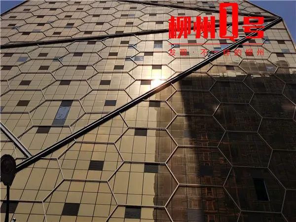  持续|五星街一酒店频繁从高空坠下玻璃！这种情况还将持续，过往行人要小心