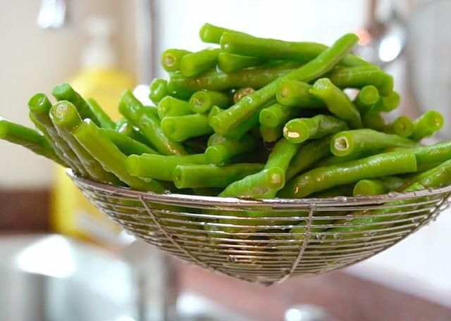  做法|爱吃豇豆的一定要收藏，学会这种懒人特色做法，一大盘不够吃