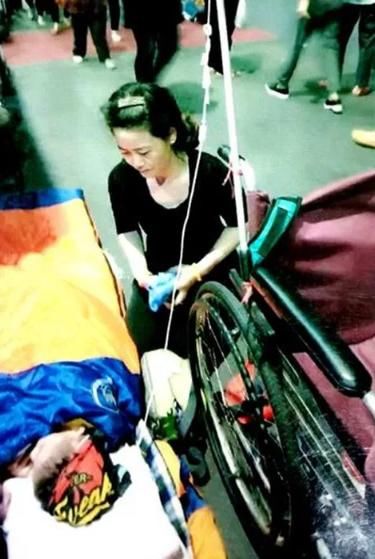  丁红带着儿|22岁儿子只有42斤重！单亲妈妈卖房背儿走遍全国