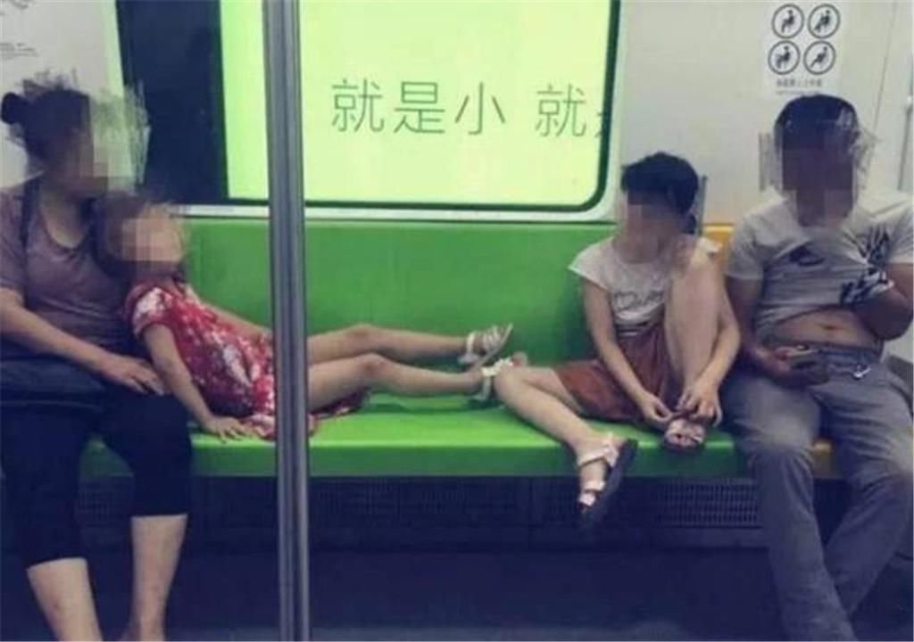 家庭|一节车厢反映出两种家庭，素养高低高下立见，家教真的太重要了