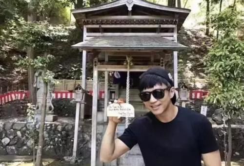  成员们|网友国外旅游时，意外发现邓超在神社的留言，9字都是对成员的爱