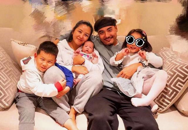  压力|何洁直播中大哭失业三个月，4个孩子压力太大，网友：真是活该