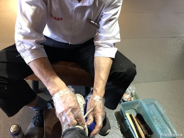 变态|帮顾客换丝袜后,海底捞又一“变态服务”上线,网友:这个必须去