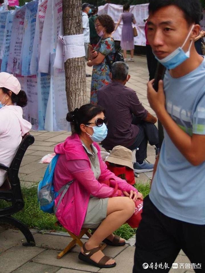 相亲会|舐犊情深！千佛山相亲会现场，那些坚守在孩子信息牌前的父母