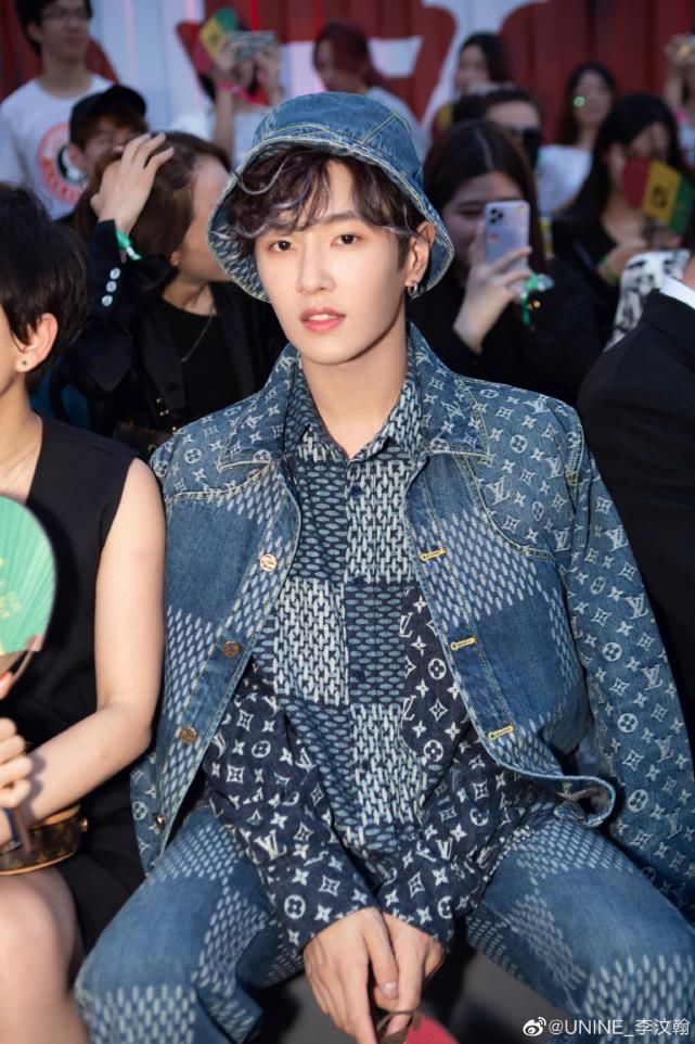  易易紫|李汶翰前女友发呕吐表情，前前女友点歌《算什么男人》，被锤得很彻底