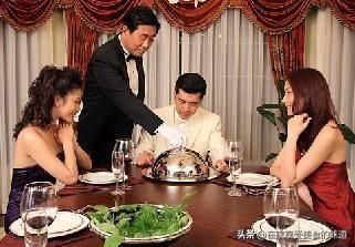 开饭|对于开饭前自己先拿菜吃和吃饭时用筷子乱翻菜的人,你们怎么看?