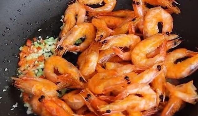 大虾|大虾不要水煮了,教你秘制新吃法,虾壳都不用吐,上桌瞬间被扫光