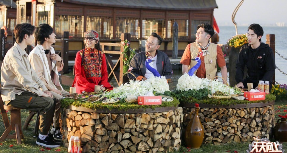  累坏|天天向上王一博被强行搭顺风车，悠哉撩发负责帅，却累坏大张伟