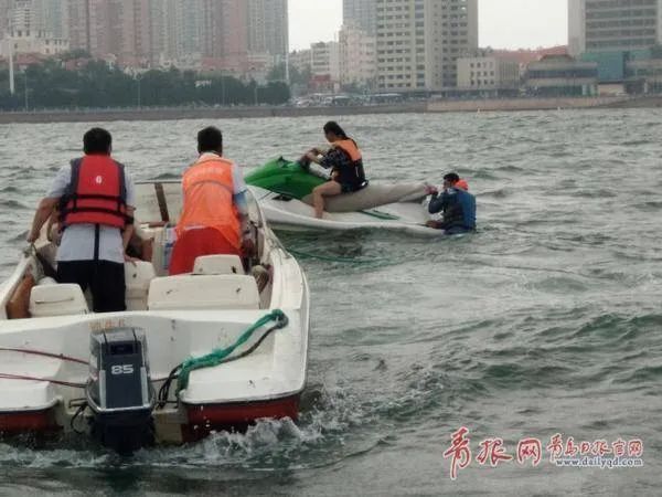 青岛市救生|青岛栈桥海边发生惊险一幕！距岸边百余米的海面上漂着一名女青年