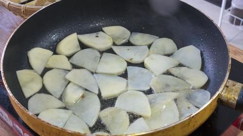 晚饭|晚饭3菜1汤，依然是家常的食材简单的做法，一家人吃得特别满足