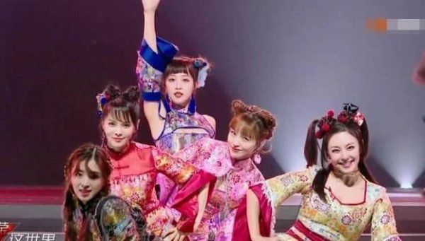  不少观众|有种“心机”叫蓝盈莹, 别人扇子都粘在腰上, 她却偏偏与众不同