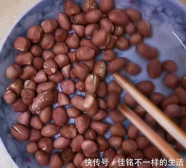 不泛|花生米别光吃炸的了，教你新做法，又香又脆还不泛潮，特简单