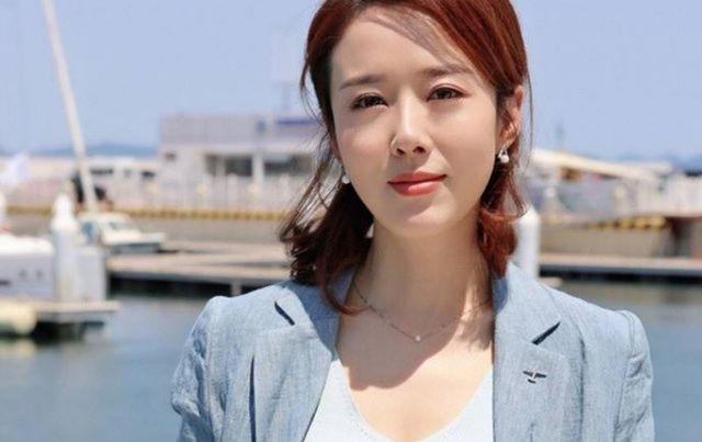 颜丹晨|有种“毁容”叫15年后的嫦娥，杂志照改变风格让人认不出