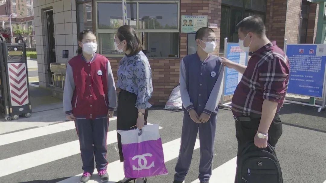 温暖|这就是文明乳山 | 一抹“志愿红” 温暖一座城