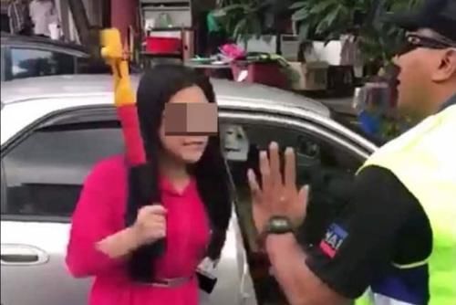  位女司机|女司机等红灯时扔下车就跑，调取监控，才知道她有多么机智！