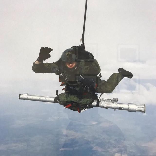 防空|人型战斗机!俄空降兵跳伞,腹部竟挂着防空导弹,空中能开火吗?