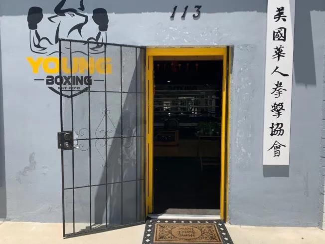 杨连慧|黑人小伙抢劫华人！不料对方是世界拳王！被暴揍落荒而逃 !