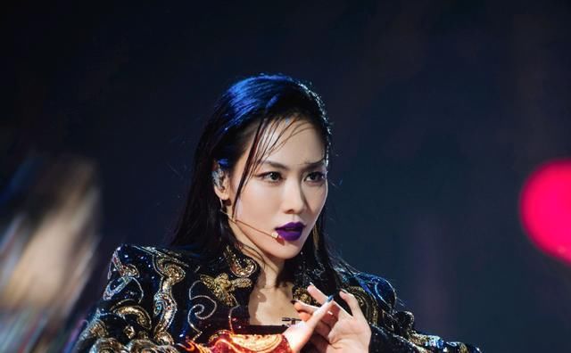  看清|《乘风破浪的姐姐》王霏霏成“团宠”的背后，却教会我们看清现实