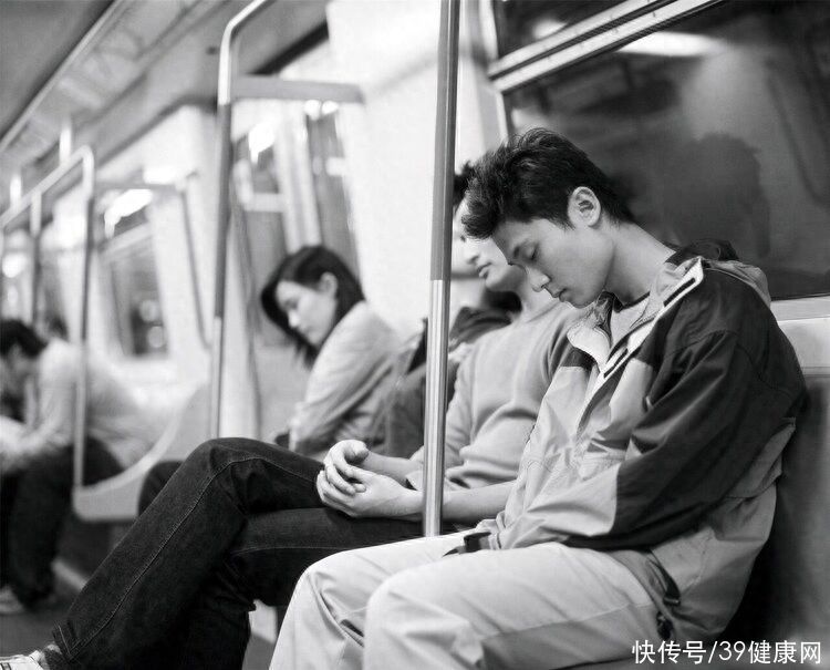 一坐车就晕车教你几个好方法(为啥有的人一坐车就晕车，晕车是一种病吗？分享3招有效应对晕车)