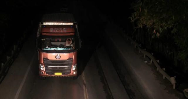  小时|男子撞人致死后逃逸，民警凭车身碎片11小时锁定真凶