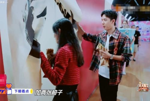  煎饼果子|赵丽颖到《天天向上》当嘉宾，细看王一博举动，关系好坏很明显