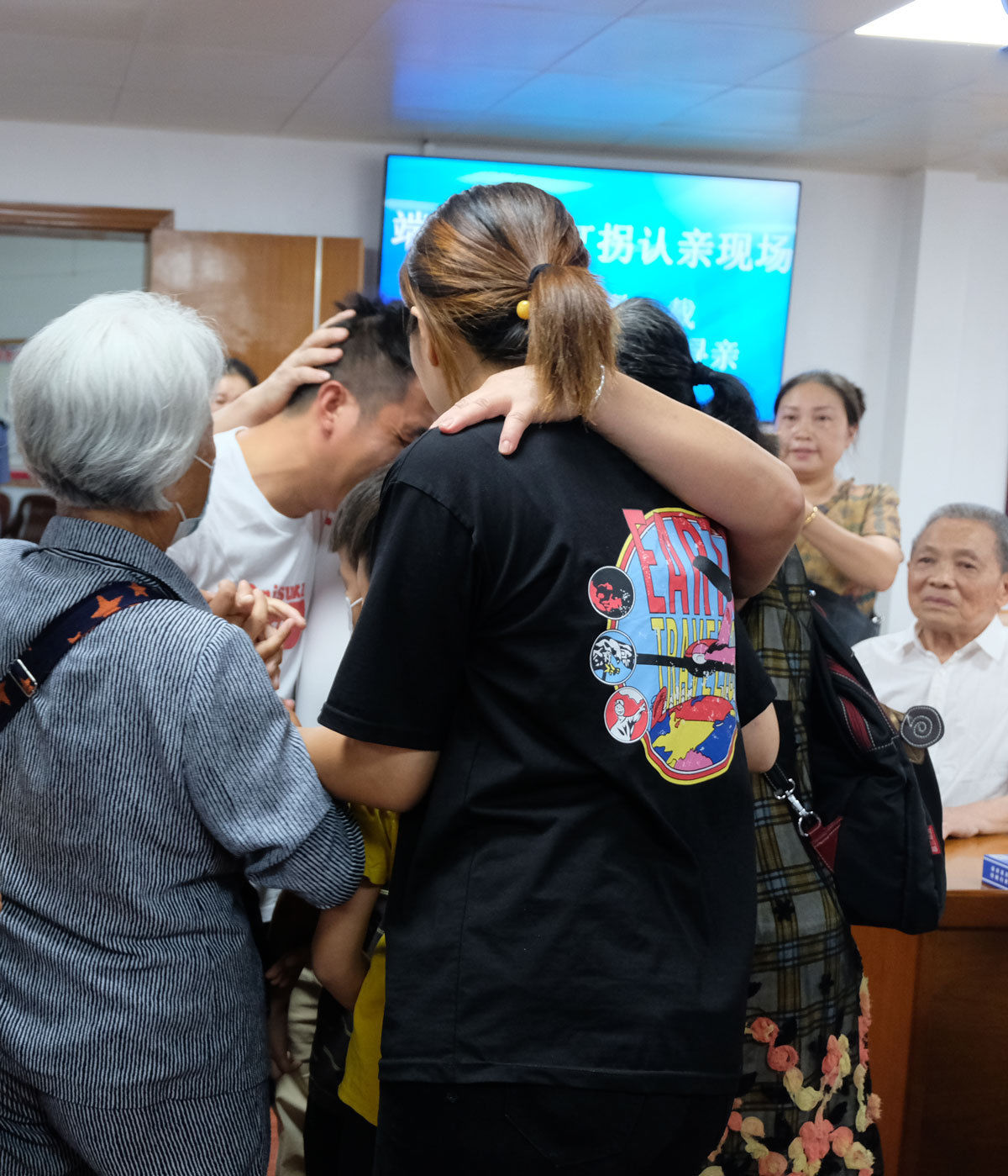 肇庆|人贩子以零食为饵将4岁童拐走，29年后一家人终相认