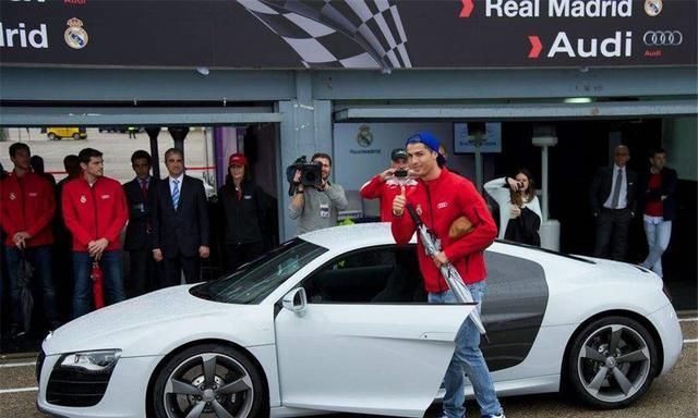 超级|购置6600万超级跑车，仅仅一个月工资而已，C罗海陆空壕到没朋友