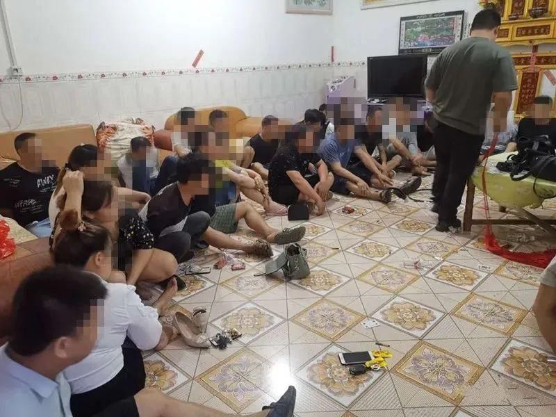  富宁|富宁一民房内29人聚众赌博，赌资6万余元！