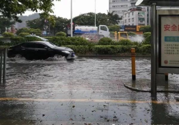 突降|深圳突降大雨，107国道积水成河，开车如开船