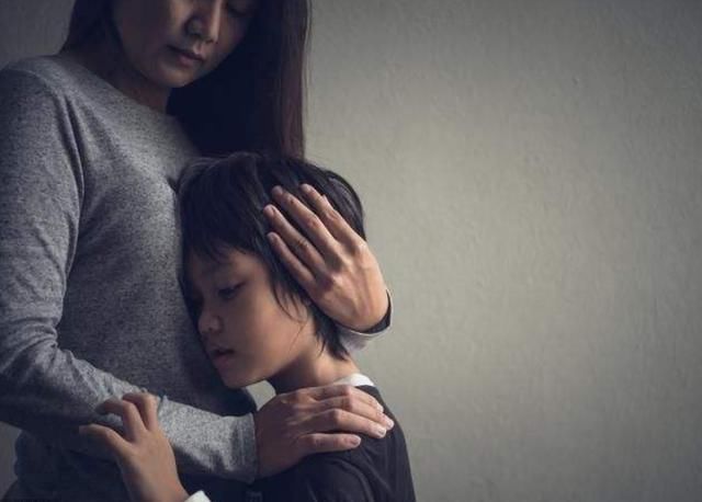  不倦|家长4种不经意的行为，正将孩子推向自卑深渊，别再＂毁娃不倦＂
