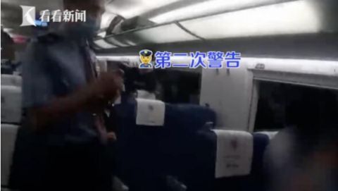 列车|男子高铁霸座还辱骂乘警：搁十年前一枪把你崩了