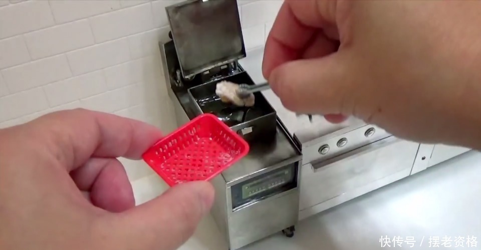 地上|世界最小的肯德基店,一份炸鸡比手指还小,还得趴在地上取餐