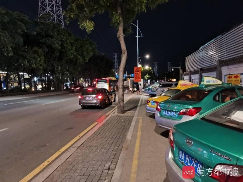 的士|棠下片区人行道遭大量的士占用违停，司机：大家都在这停